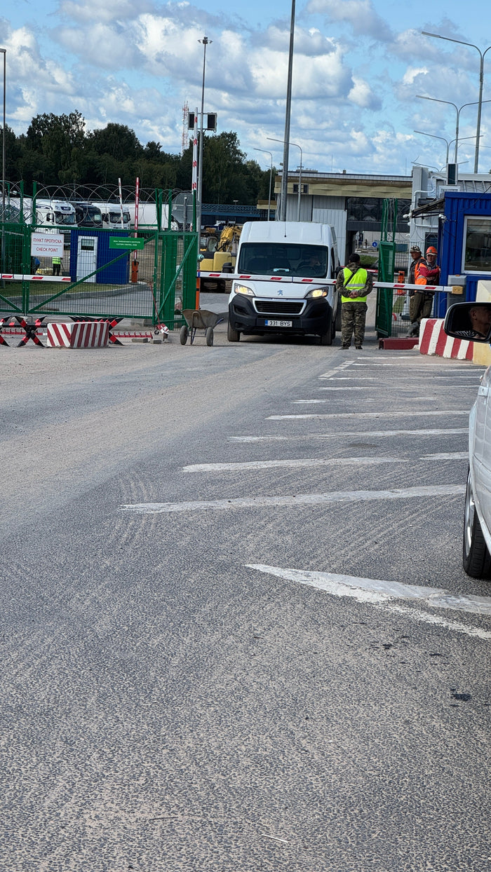 Talicskás határátlépés a Burachki–Terehova átkelőn: a munkás és a talicska is kivárta az ellenőrzést.