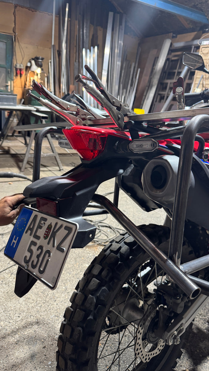 A Honda CRF300 Rally Misi által készített utolsó pillanatos oldaltáska-tartója a Pamír-indulás előtti felkészítés közben.