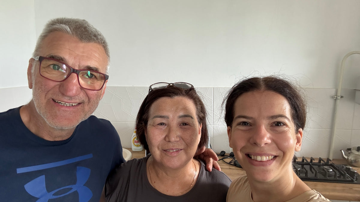 Szandi és az aktöbei szállásadó édesanyja a másnapi indulás előtt.