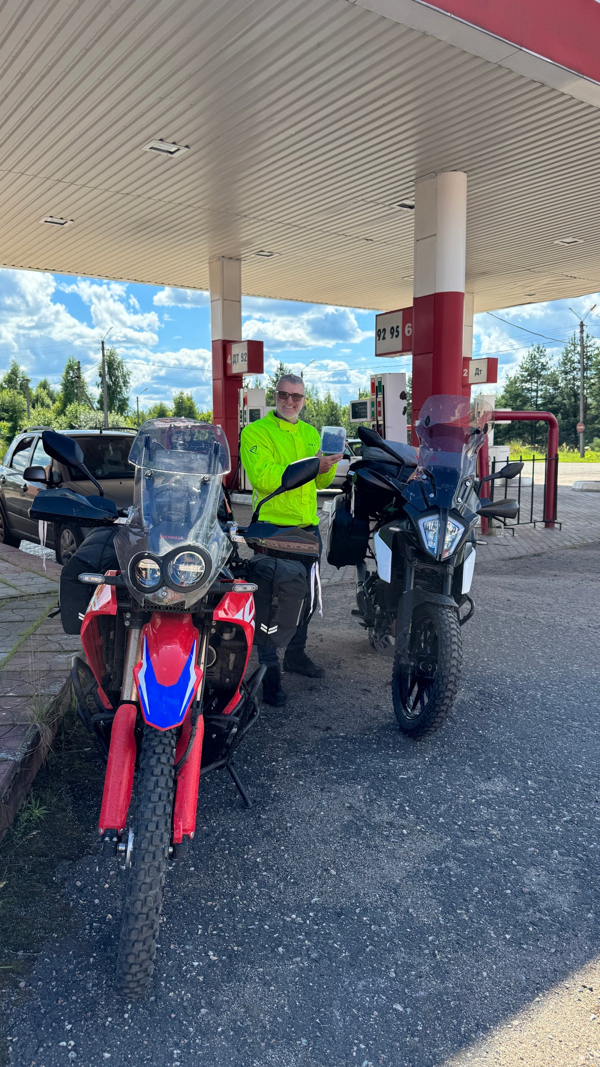 A két felmálházott motor az eldugott benzinkútnál, ahol végül sikerült tankolnunk.