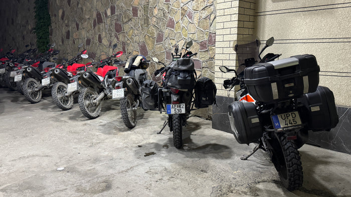Honda CRF-ek a Hostel Hello Dushanbe előtt, egy spontán motoros találkozás Dusanbéban.