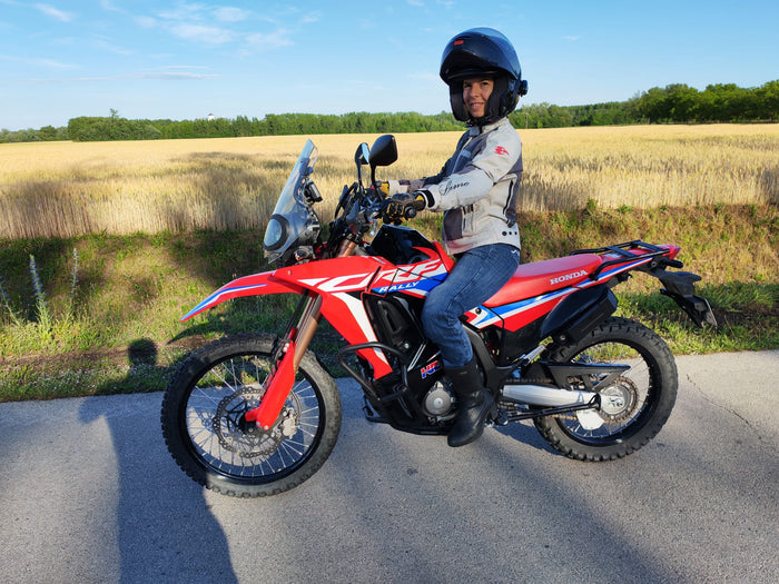 Szandi a Honda CRF300 Rally mellett még a leültetés előtt; jól látszik a gyári 885 mm-es ülésmagasság aránya.