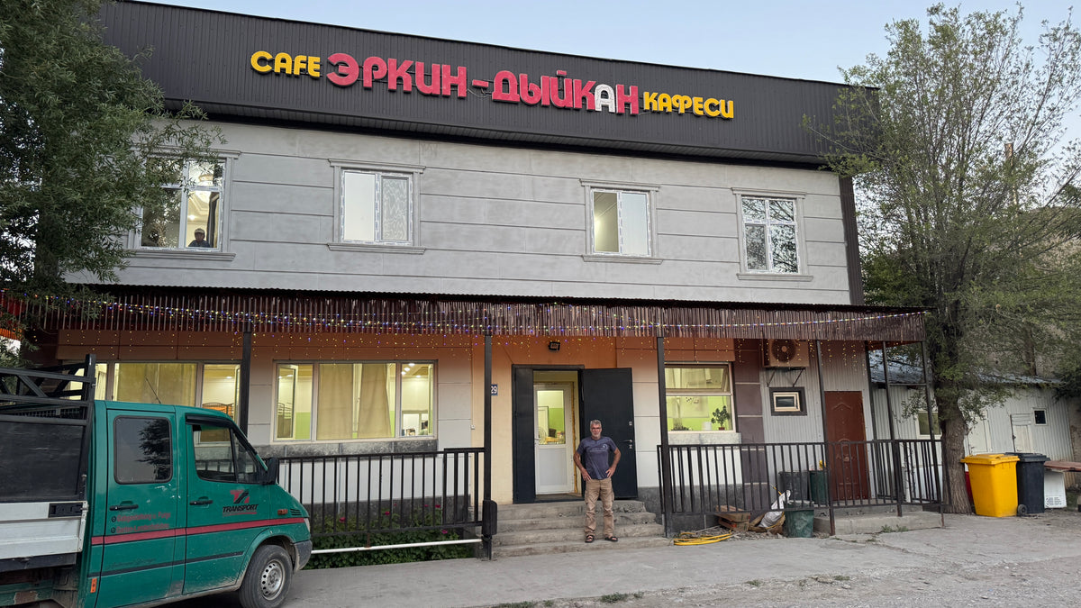 Kazarmani helyi kafé kívülről, amely inkább raktárépületnek tűnt