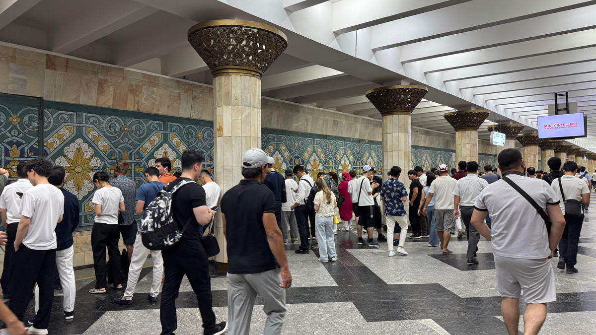 A taskenti metró egyik díszes állomása az esti városnézés során.