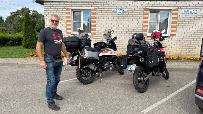 Laci a felmálházott motorjainkkal Szebezsben, Oroszországban.