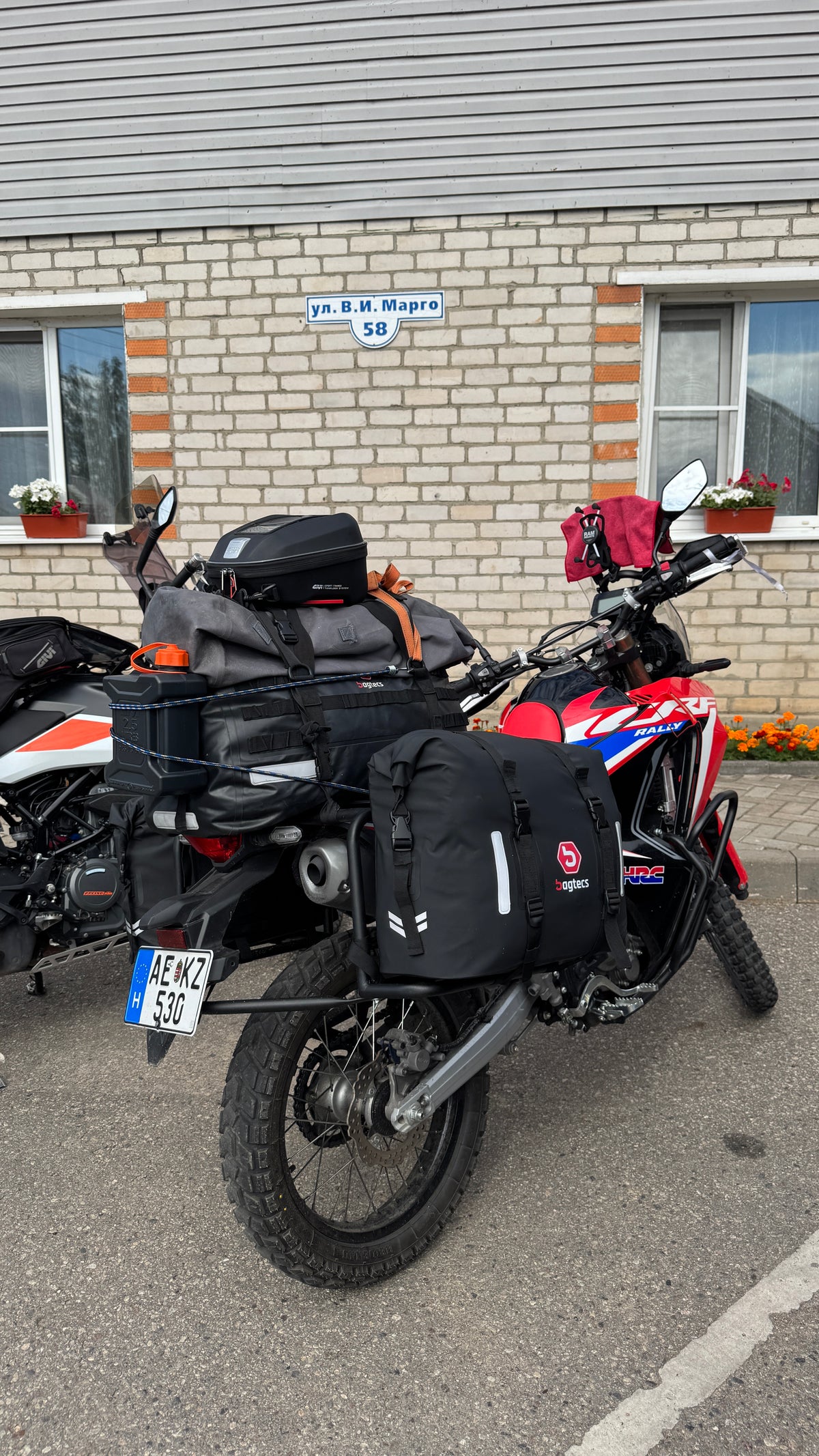 Útinaplófotó az első motoros napokról, az orosz határ felé vezető úton a Pamír Highway 2026 túrán.