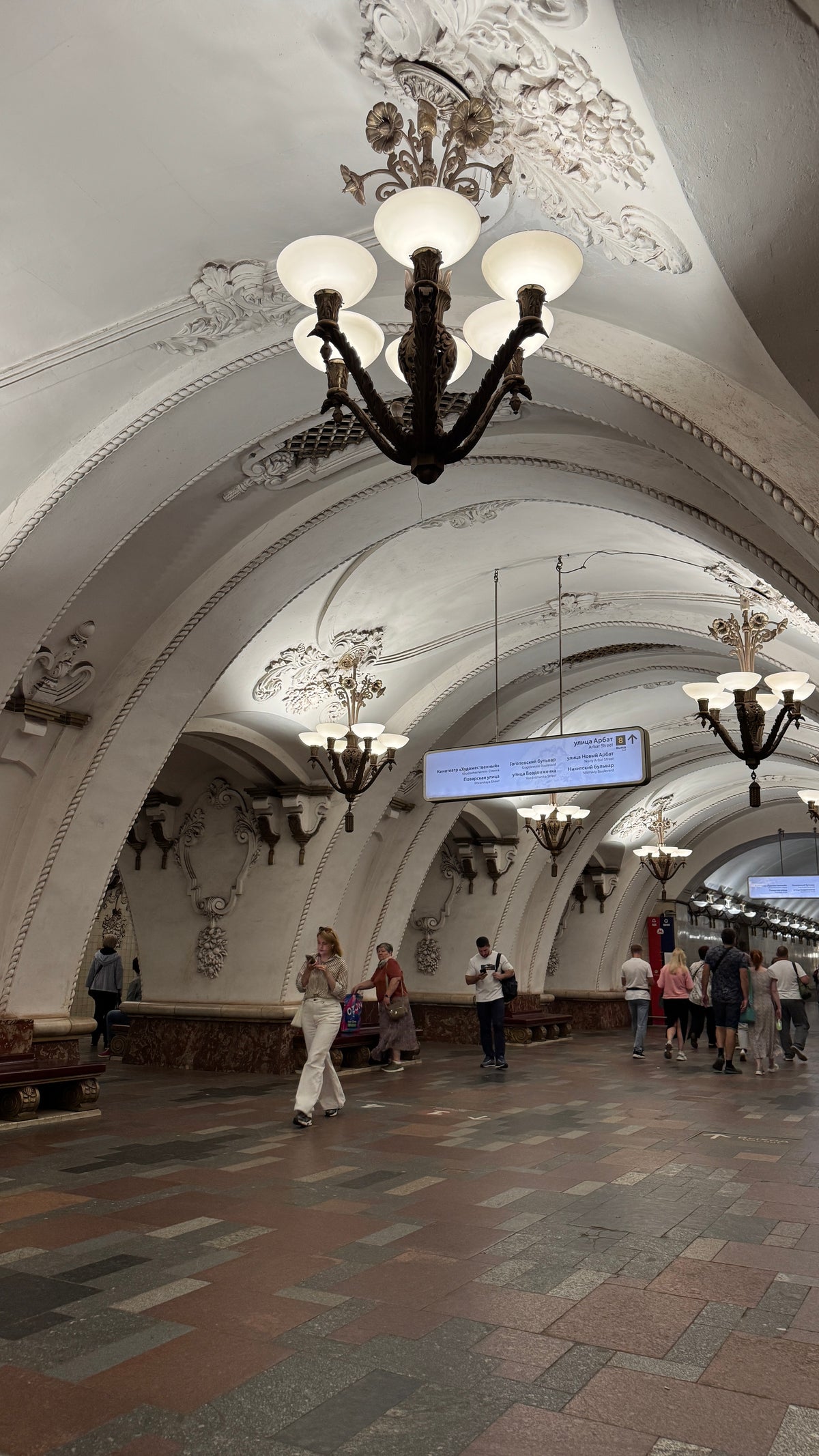 A moszkvai metró egyik díszes állomásán készült útinaplófotó.