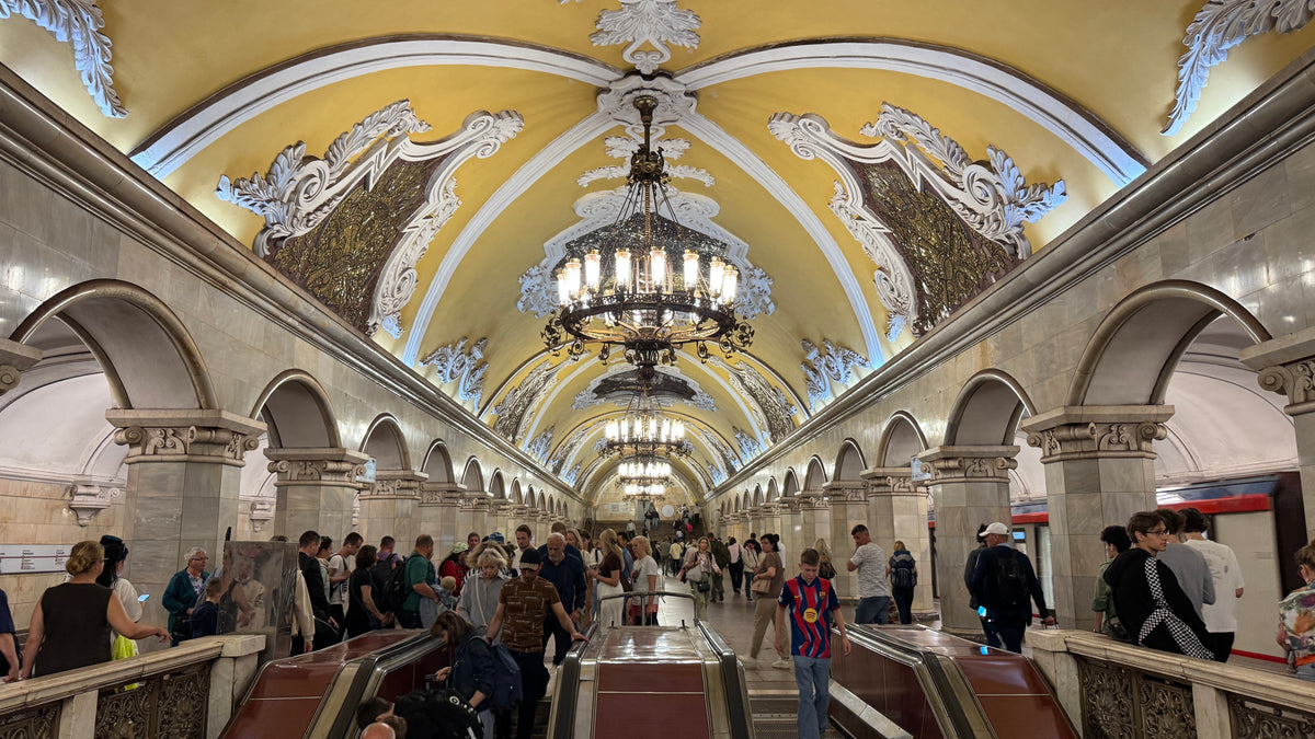 A moszkvai metró egyik díszes állomásán készült útinaplófotó.