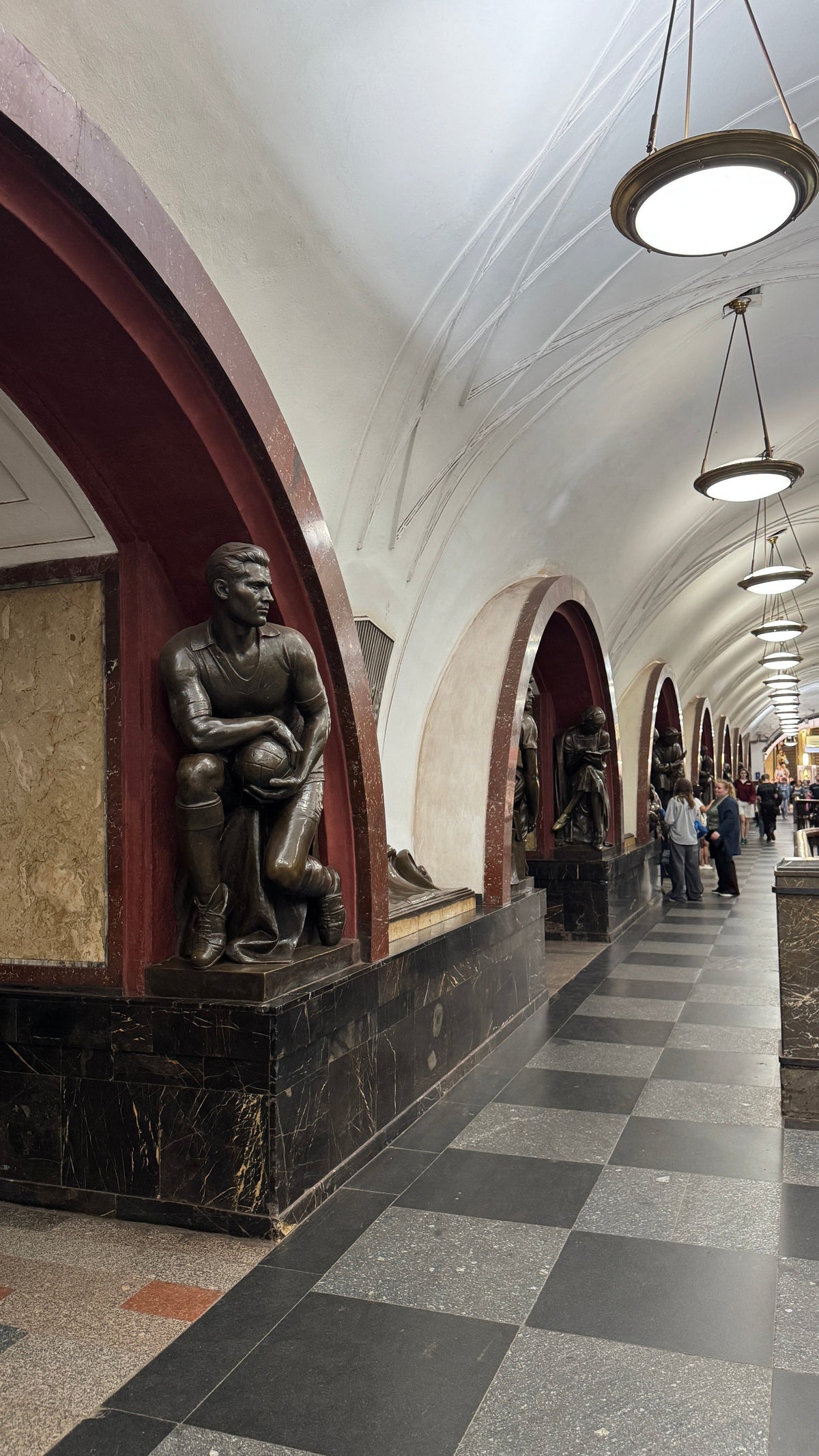 Bronzszobor a moszkvai Ploscsagy Revoljucii metróállomáson.