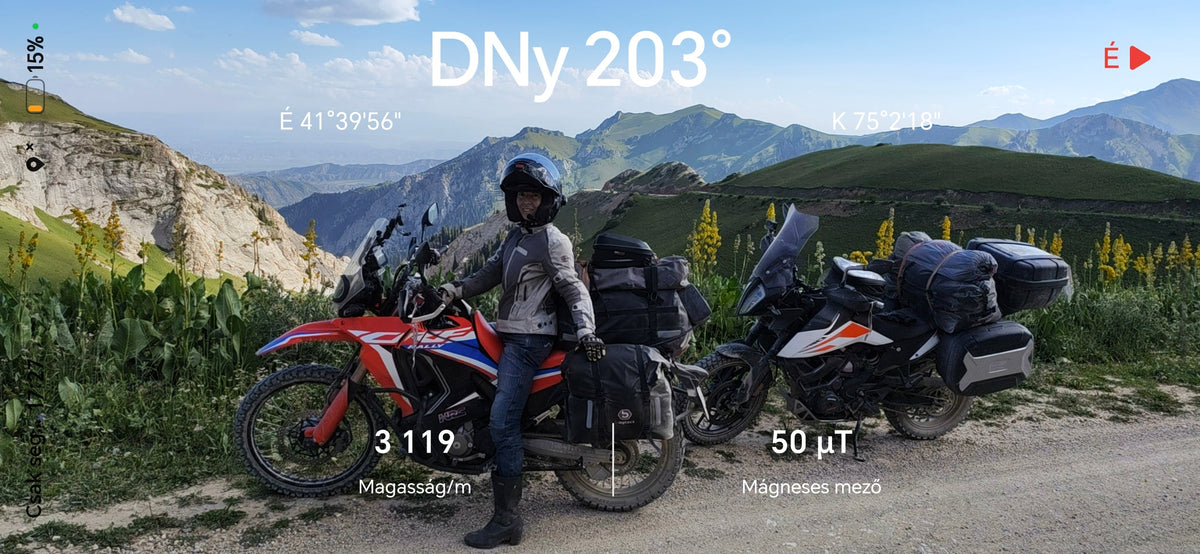 Honor Compass hágómagasság-mérési képernyőkép a Pamír Highway 2026 kirgizisztáni szakaszáról. Irány a Song-Kul.