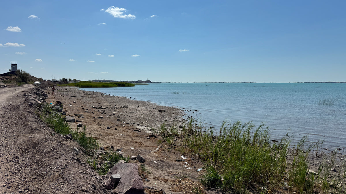 A Balkhash-tónál készült útinaplófotó Kazahsztánban a Pamír Highway 2026 túrán.