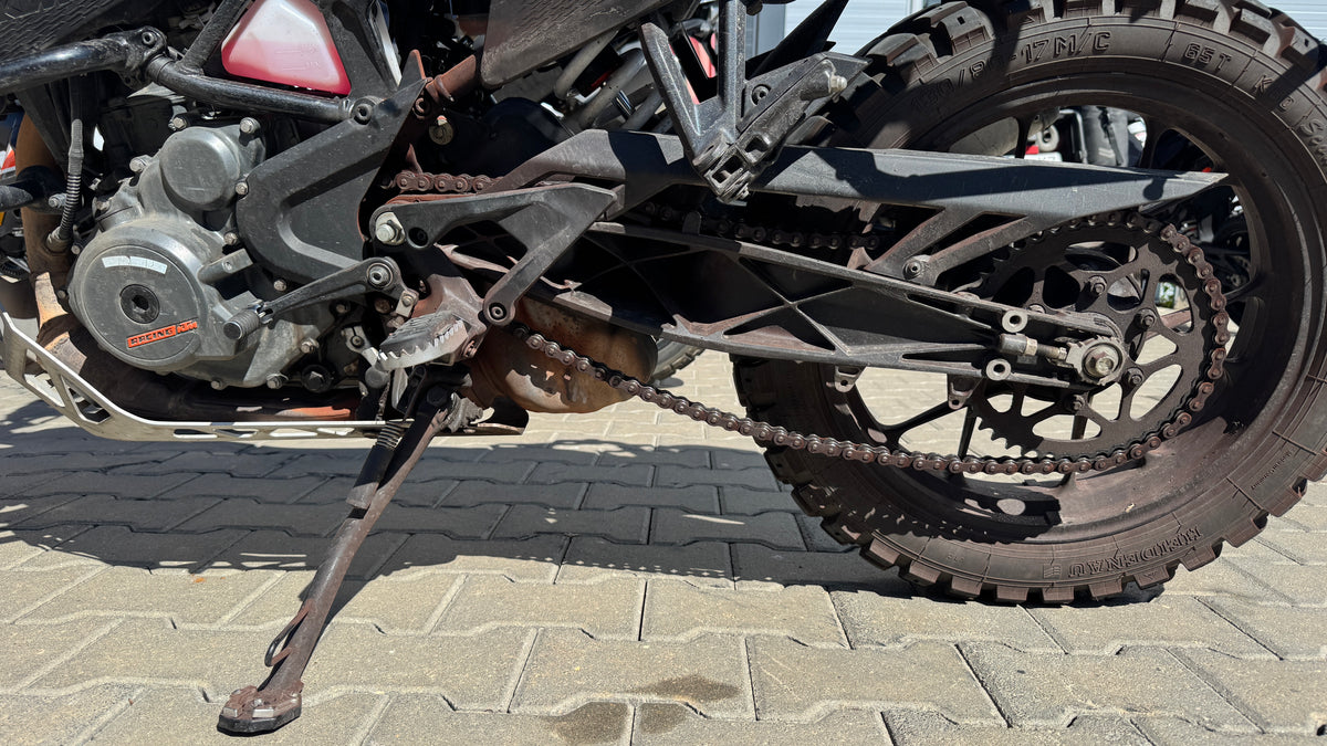 A KTM 390 Adventure megnyúlt lánca az egyik utolsó utánállítás előtt, még a lánc leesése előtt.