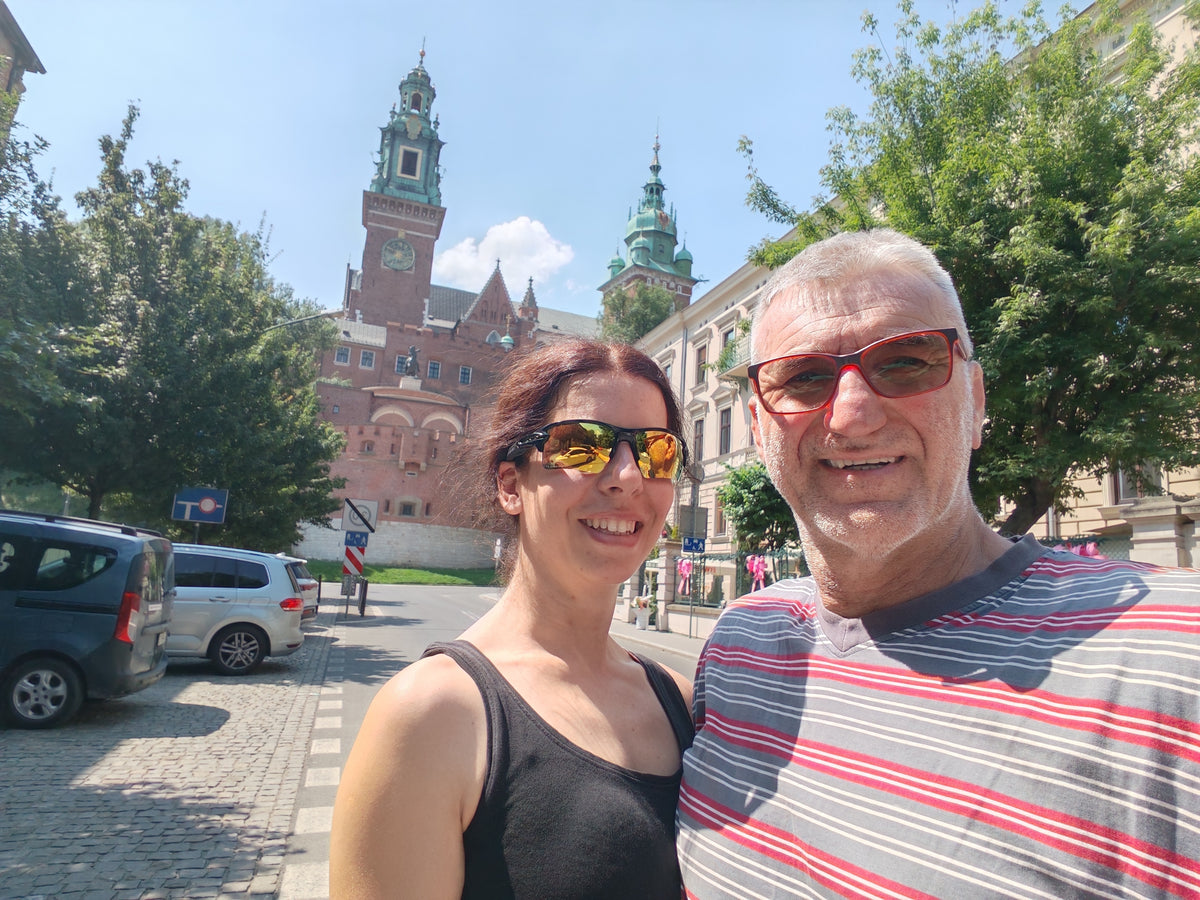 Szandi és Laci Krakkóban, a Wawel királyi vár épületeivel és tornyaival a háttérben.