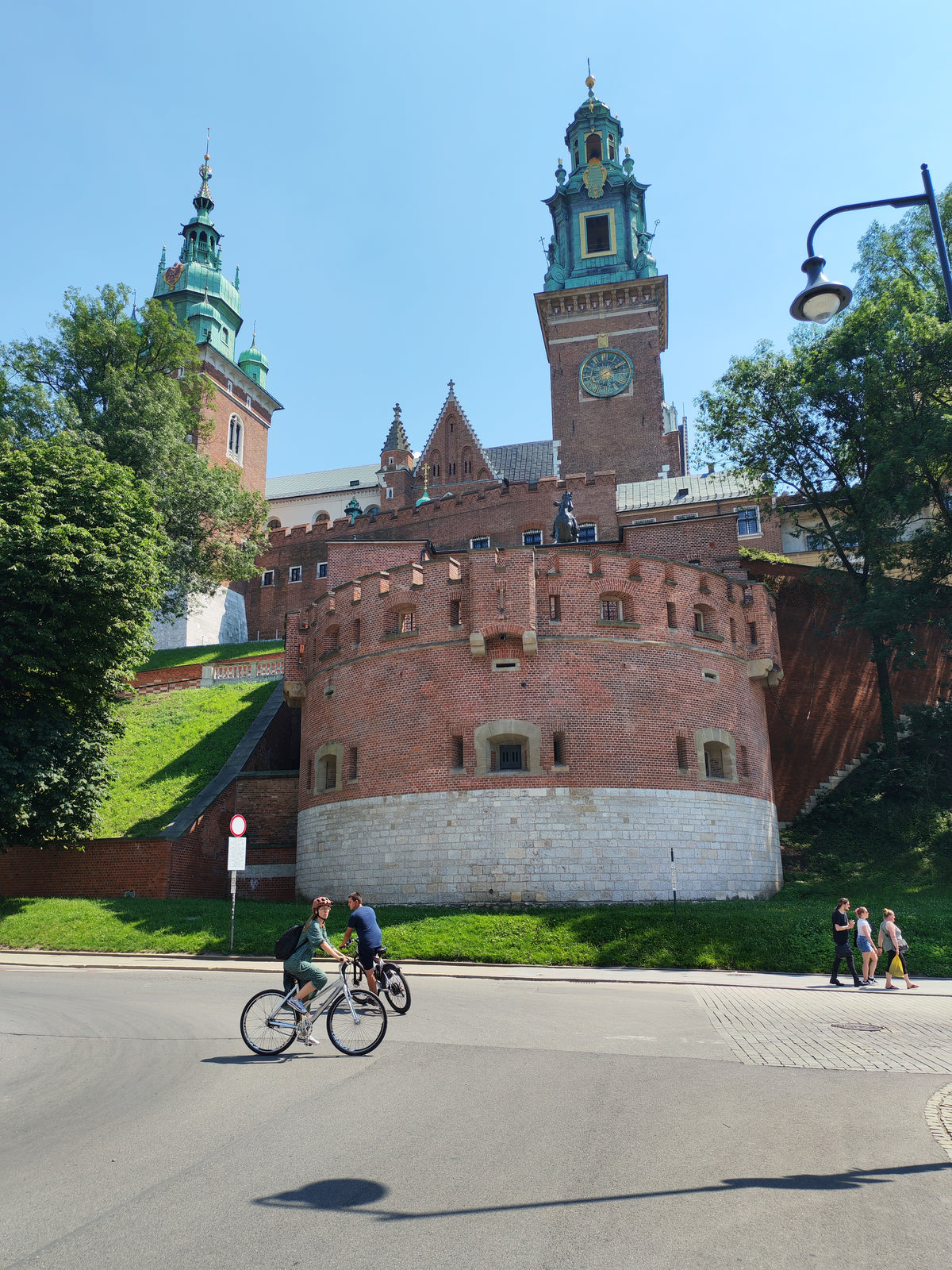 A krakkói Wawel várfala és tornyai napsütésben.