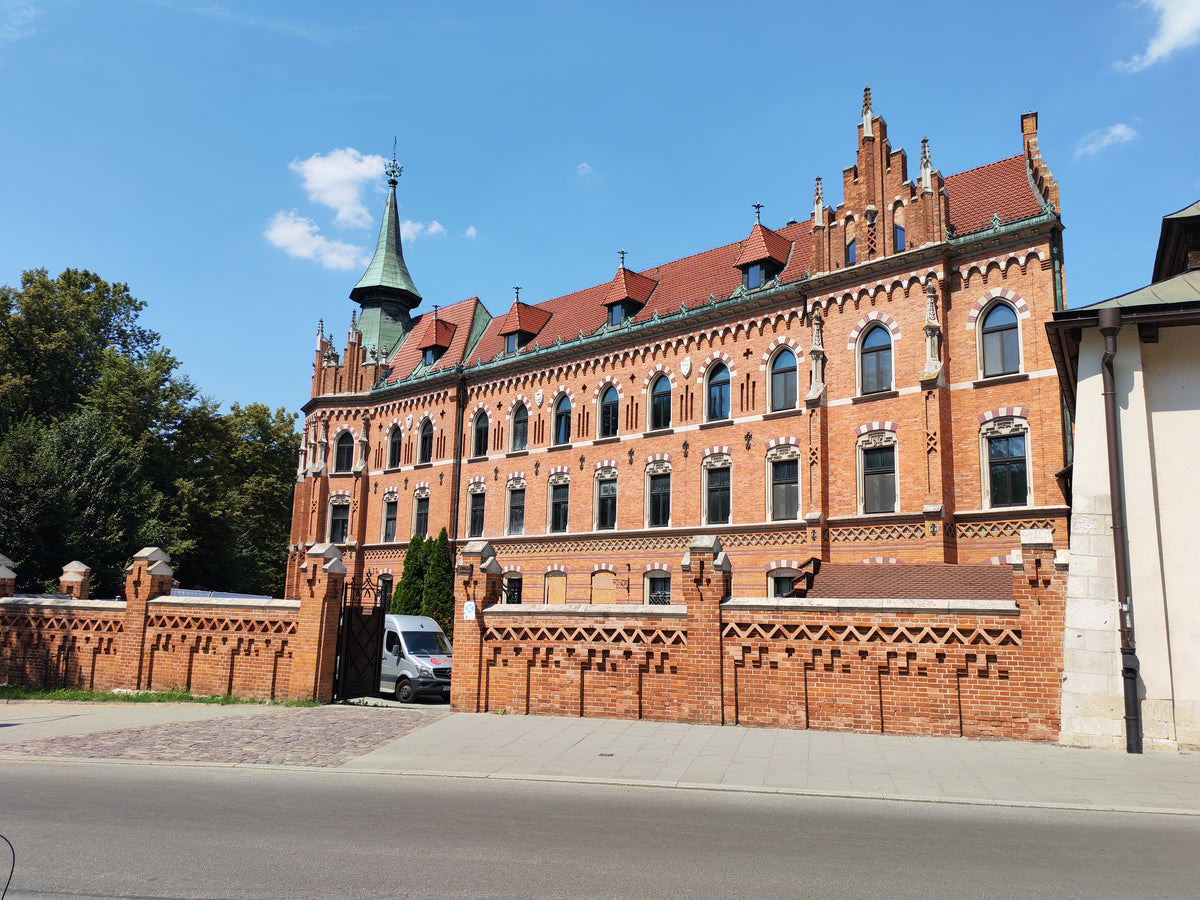 A krakkói Wawel történelmi téglahomlokzatú épülete a várfal mellett.