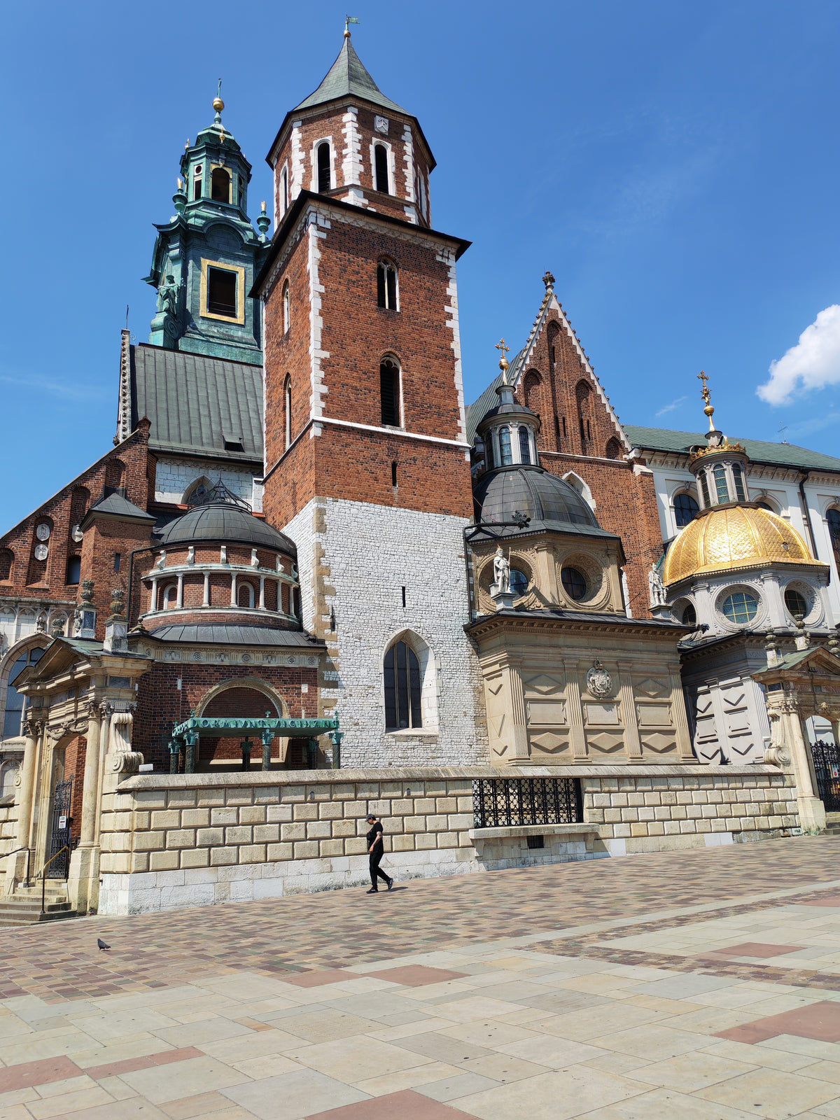 A krakkói Wawel-székesegyház tornyai és aranykupolái.