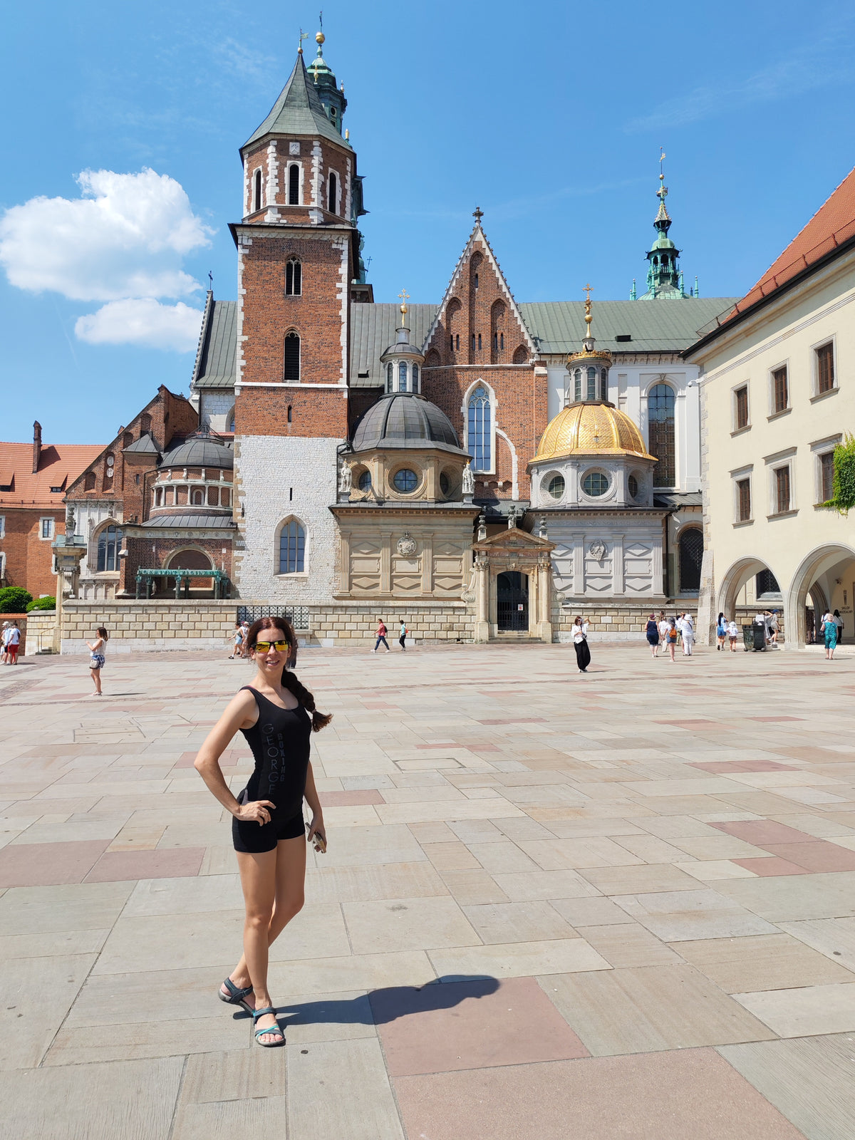 Szandi a krakkói Wawel-székesegyház előtt.