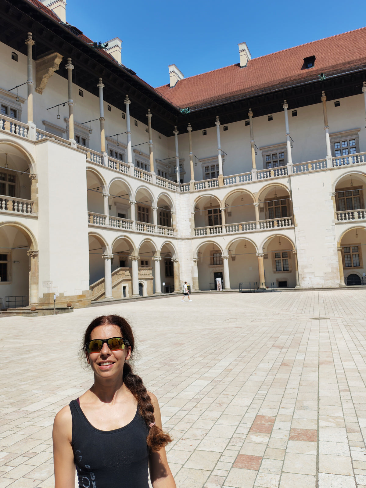 Szandi a krakkói Wawel királyi vár árkádos udvarán.