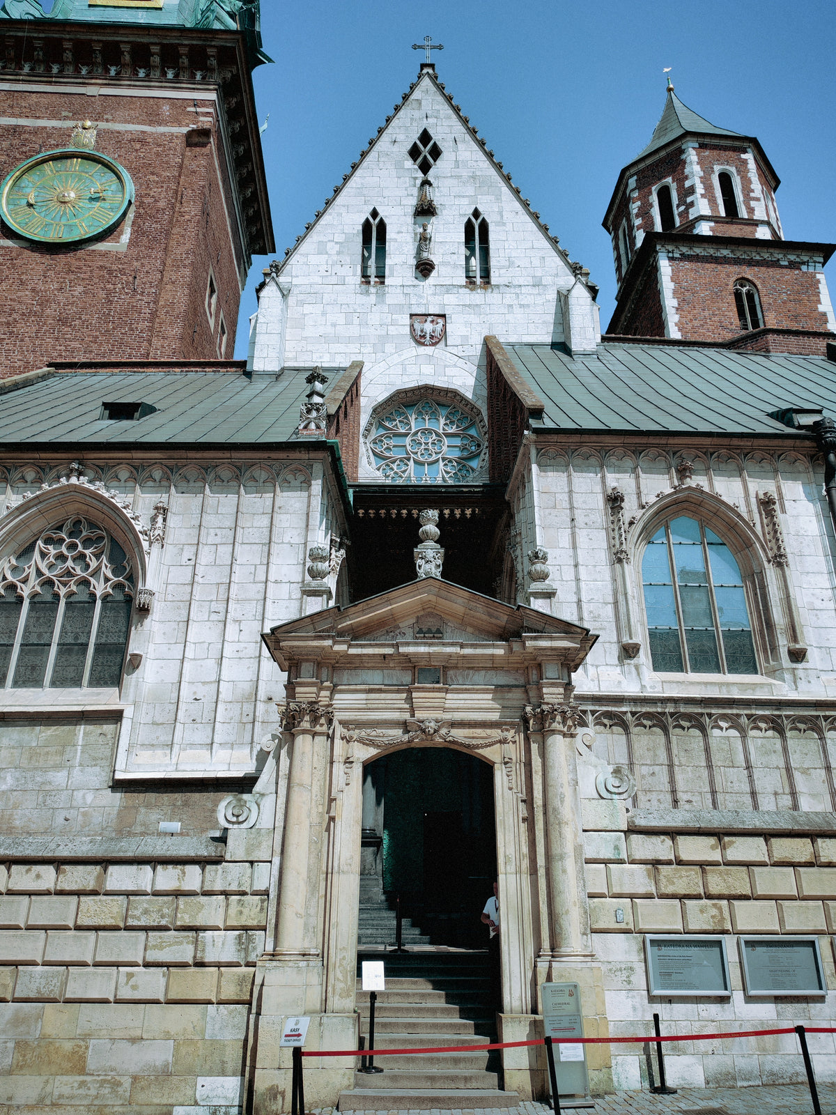 A Wawel-székesegyház díszes bejárati részlete Krakkóban.