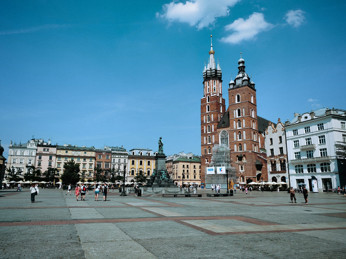 A krakkói Fő tér és a Mária-templom két tornya.