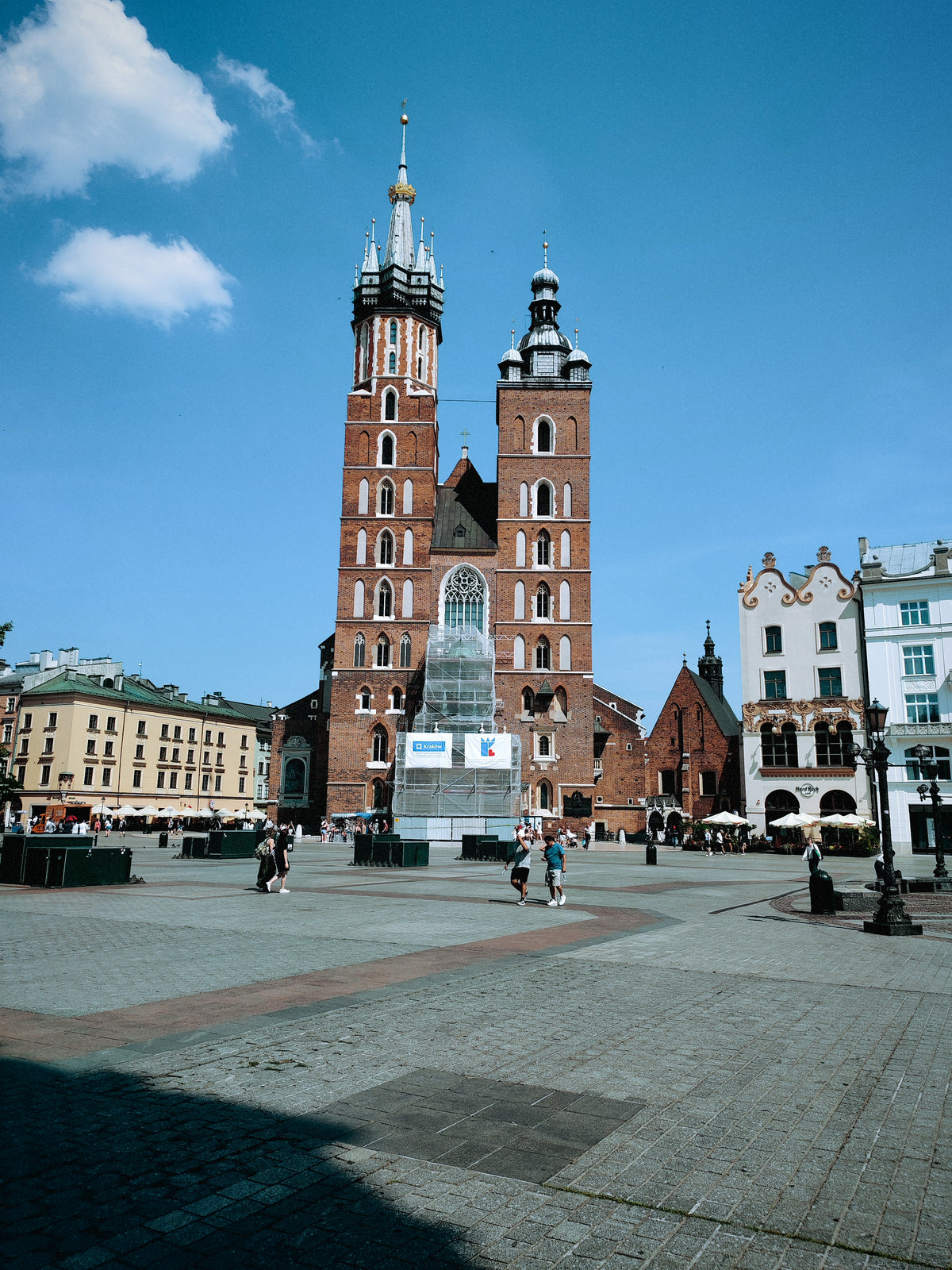 A krakkói Mária-templom jellegzetes két tornya a Fő térről nézve.