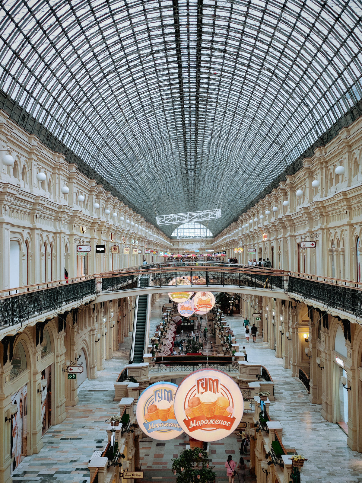 A moszkvai GUM áruház hosszú, üvegtetős belső galériája.