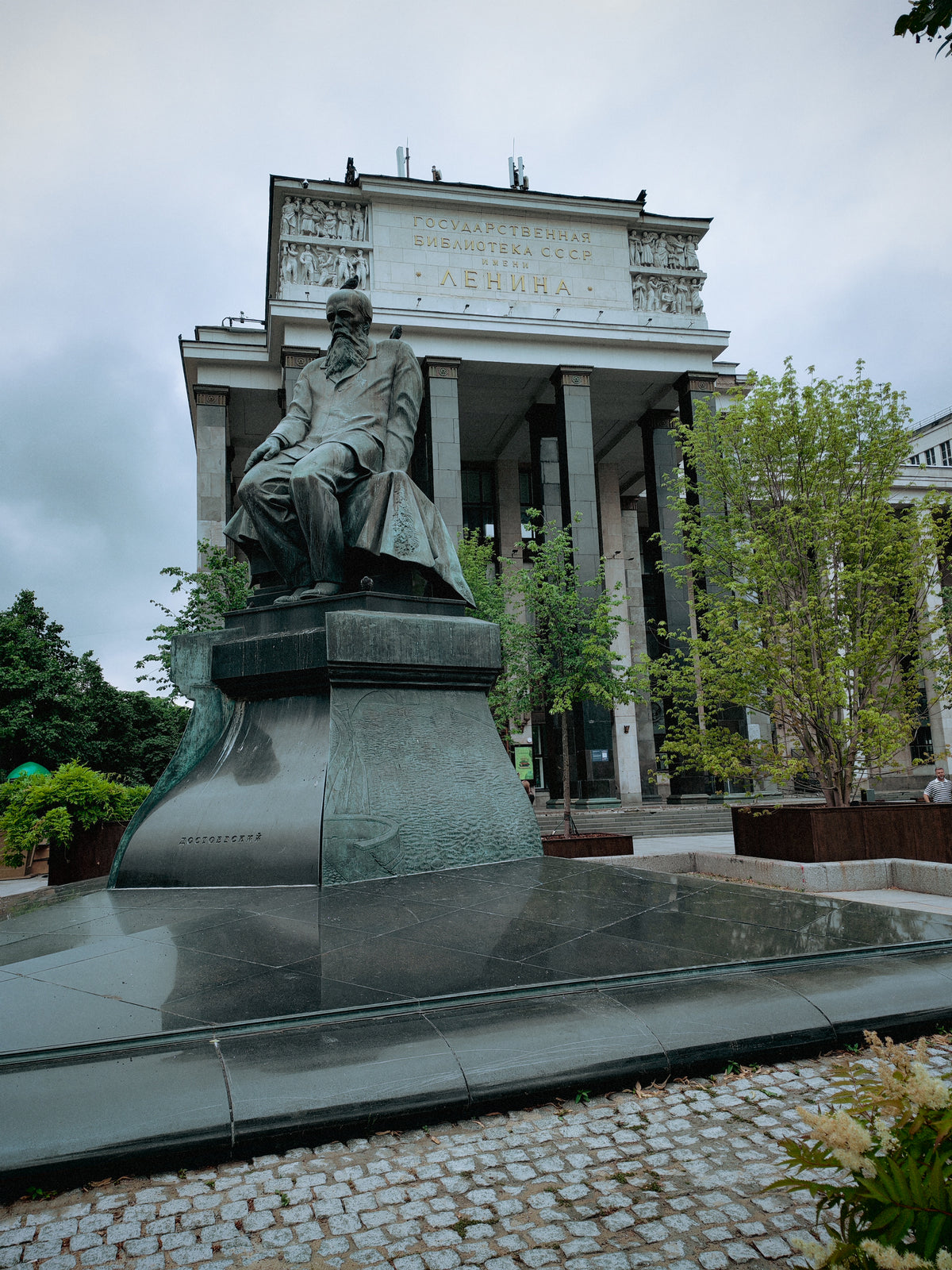 Monumentális emlékmű egy moszkvai téren, történelmi épületek közelében.