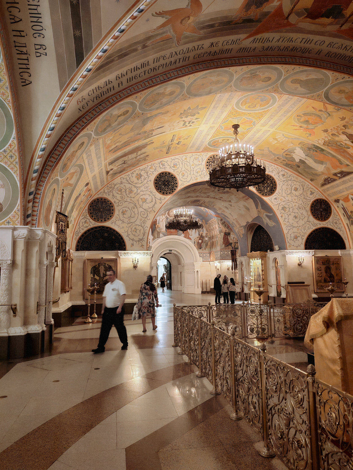 A Megváltó Krisztus-székesegyház világos, festett alsó templomtere Moszkvában.