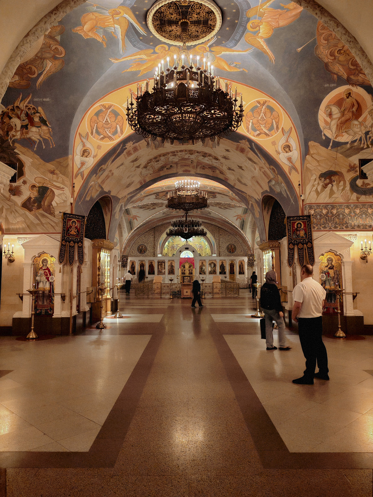 A moszkvai Megváltó Krisztus-székesegyház alsó templomterének belső részlete.