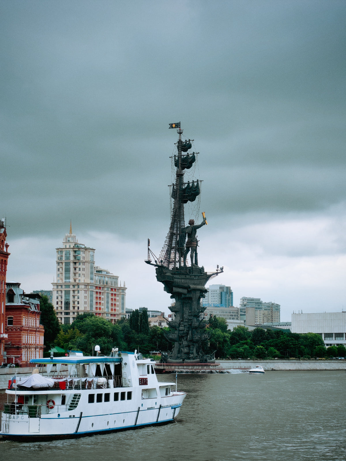 Nagy Péter monumentális emlékműve a Moszkva folyón.