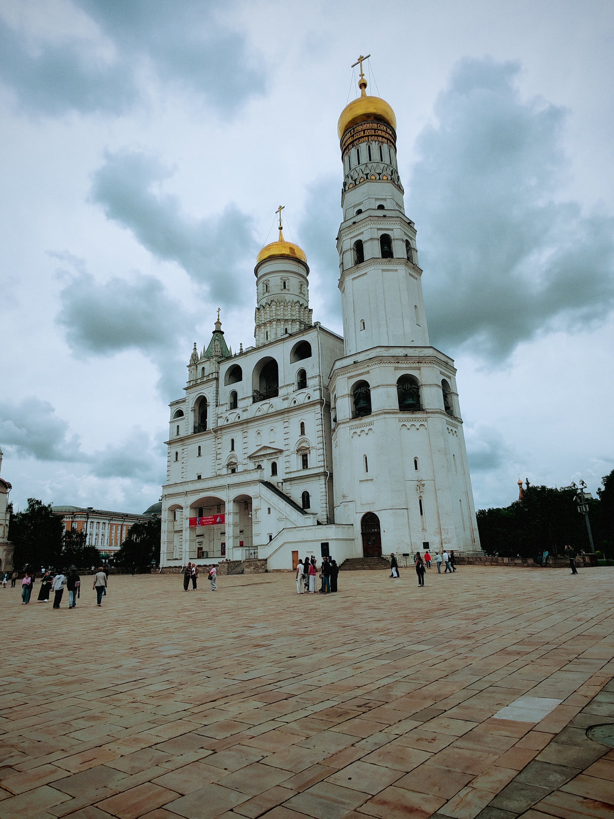 A Nagy Iván-harangtorony fehér tornya a moszkvai Kremlben.