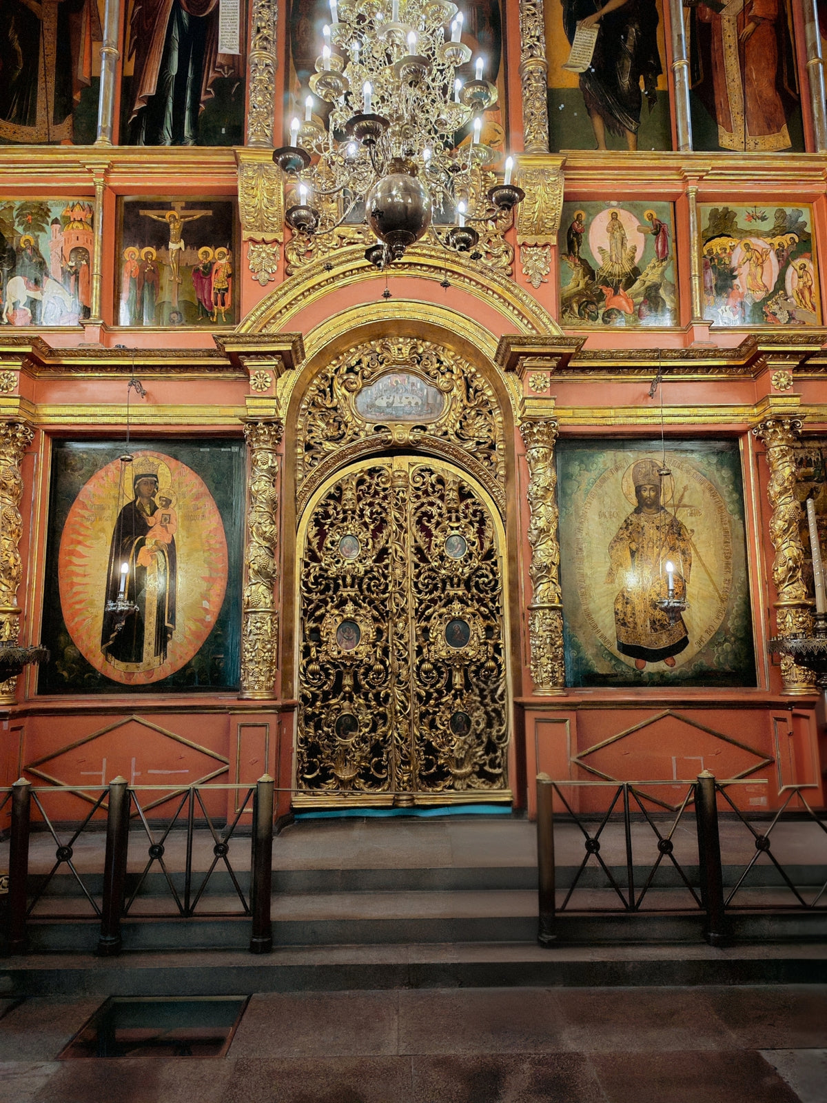Gazdagon díszített ikonosztáz egy templomban a moszkvai Kreml területén.