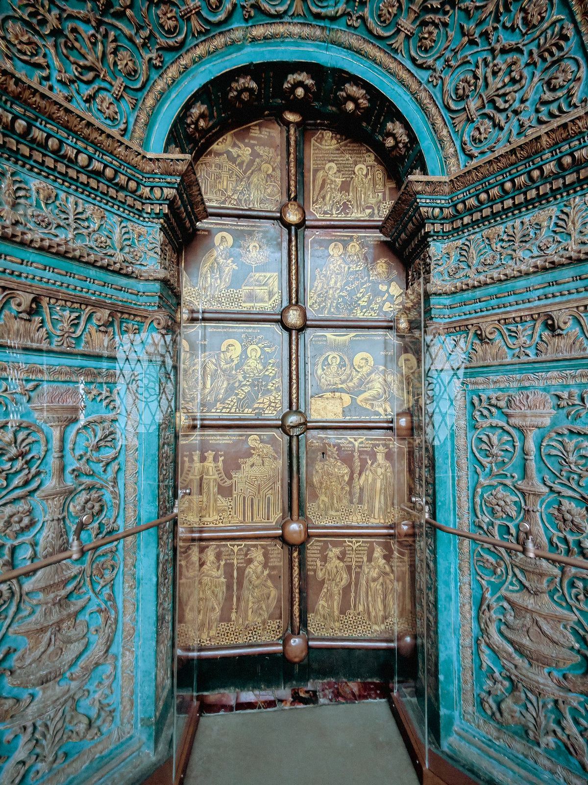 Türkiz és kék ornamentikával díszített történelmi ajtó a moszkvai Kremlben.