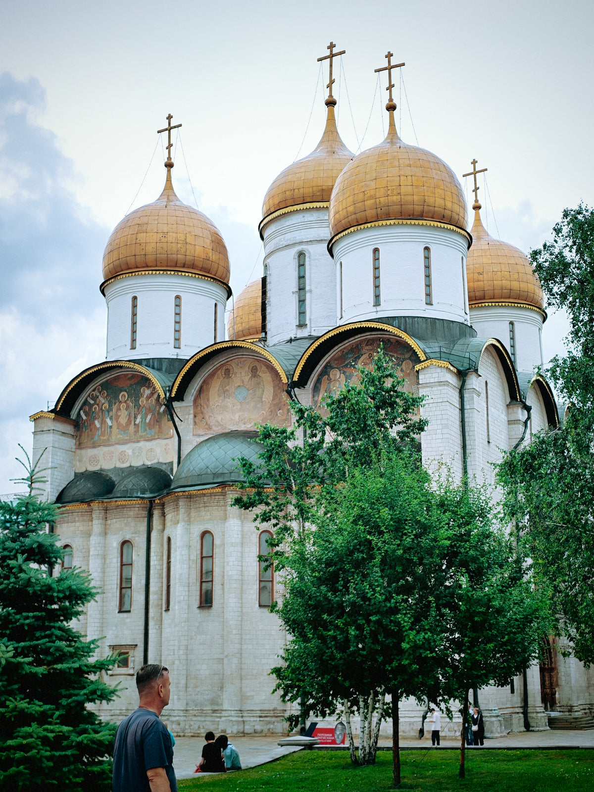 Aranykupolás templomok a moszkvai Kreml fái között.