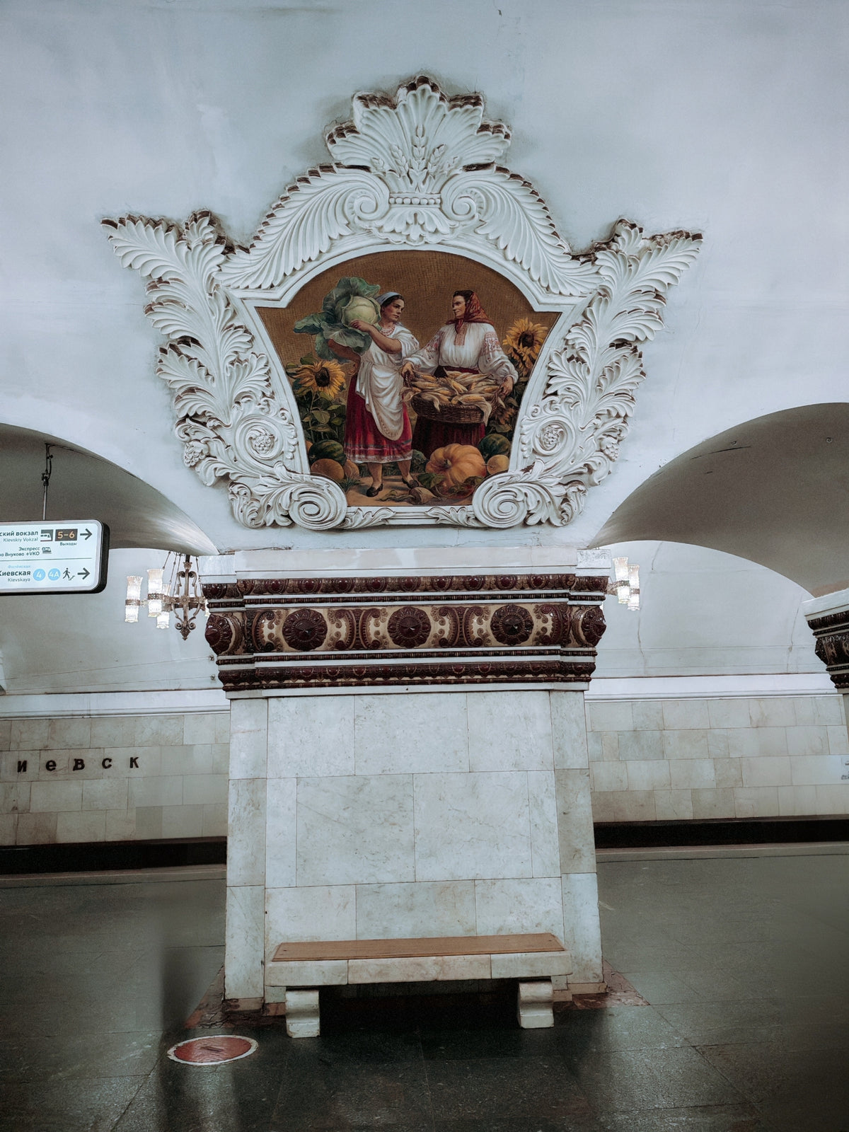 Festett mennyezeti dísz és stukkók egy moszkvai metróállomáson.
