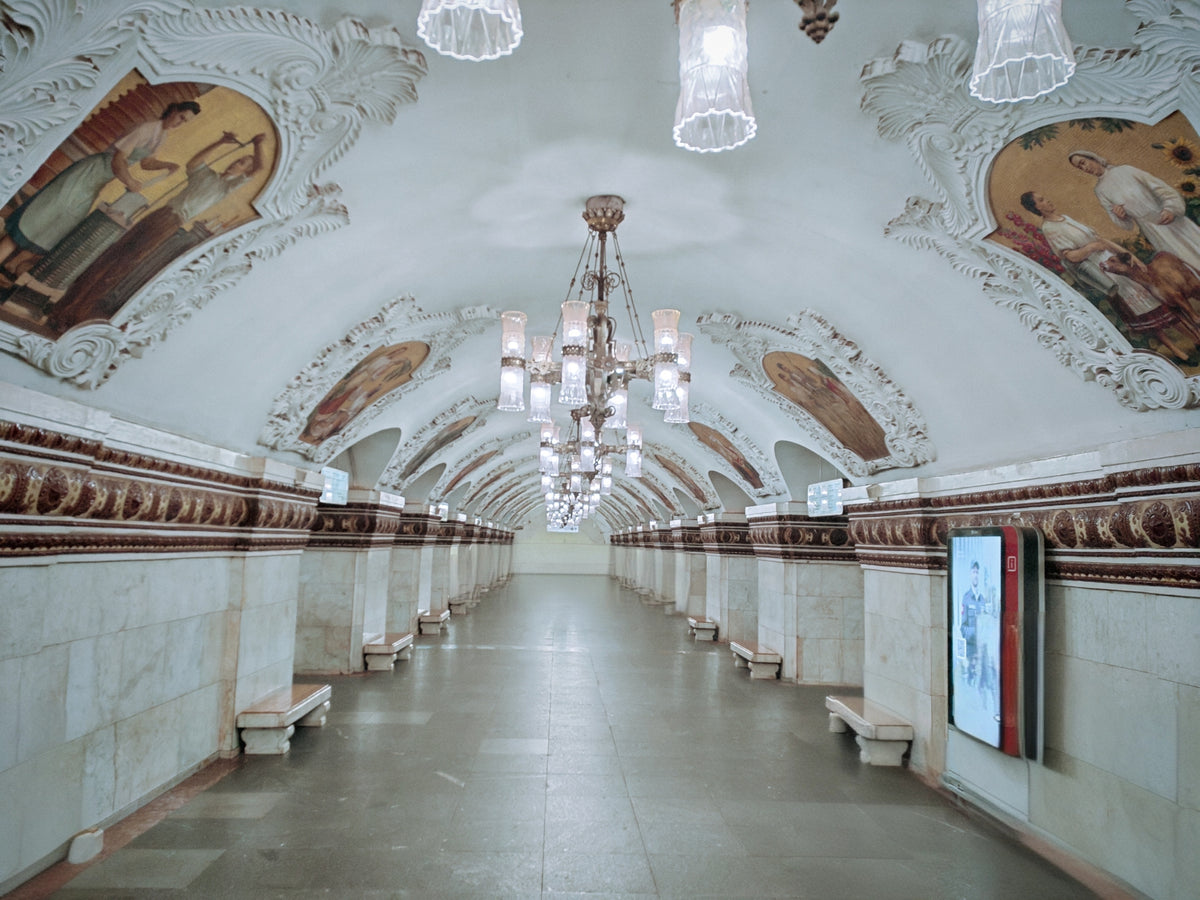 Díszes, boltozatos és csaknem üres moszkvai metróállomás.