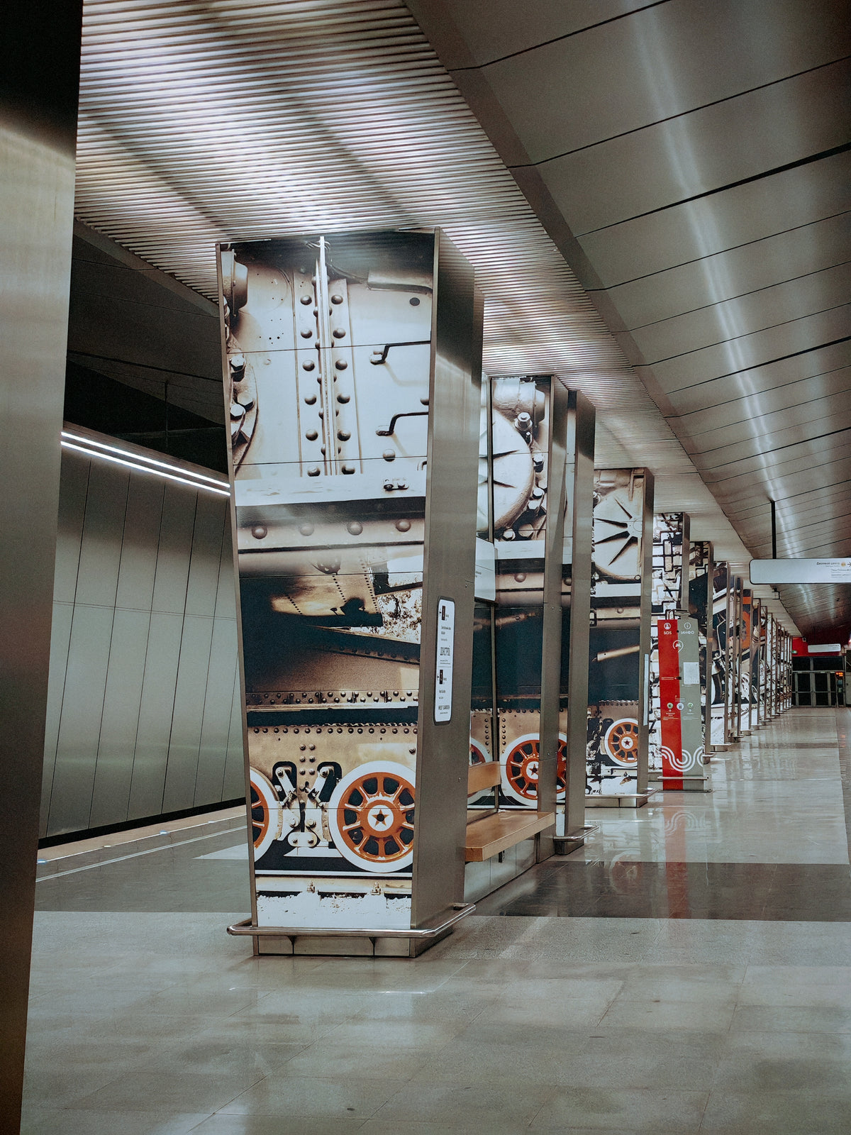 Egy moszkvai metróállomás peronja és díszített oszlopsora.