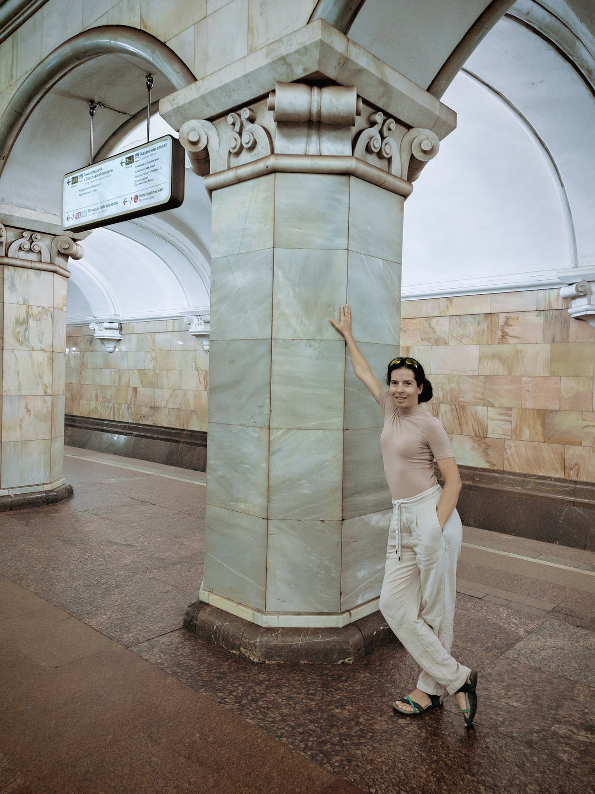 Szandi a moszkvai Komszomolszkaja metróállomás díszes csarnokában.