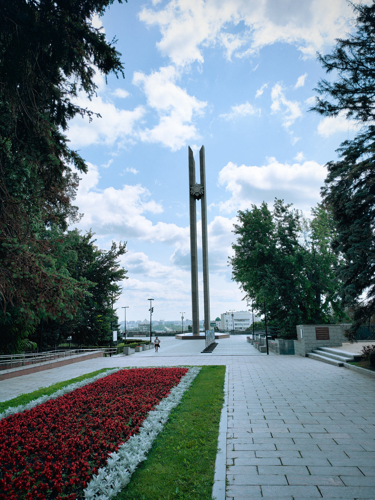 A Győzelem tér emlékműve és sétánya Voronyezsben.