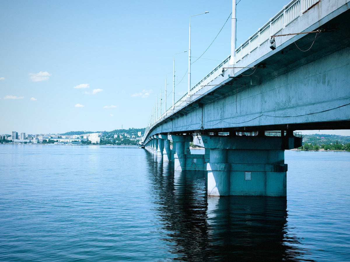 Híd a Volga széles víztükre fölött Oroszországban.