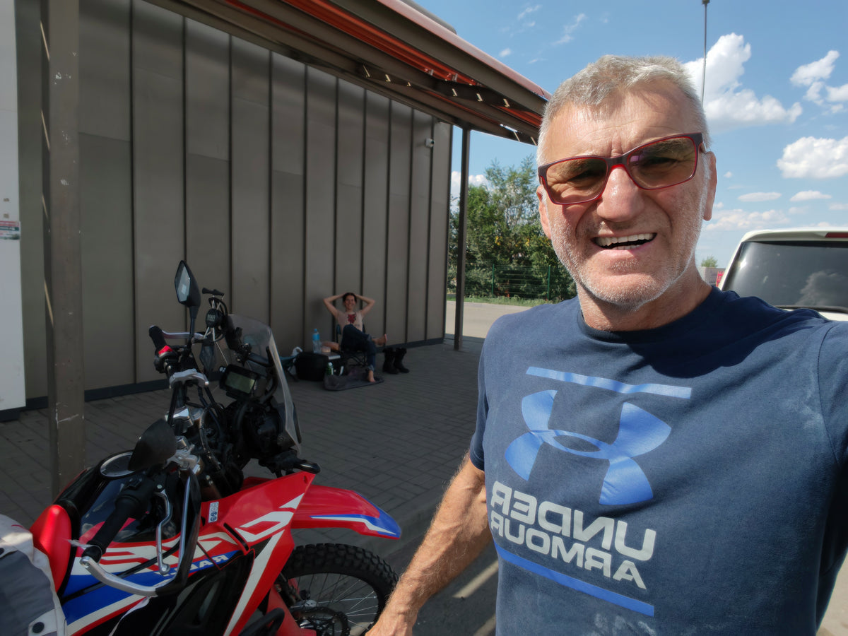 Laci az egyik túramotor mellett egy árnyékos út menti pihenőnél Kazahsztánban.