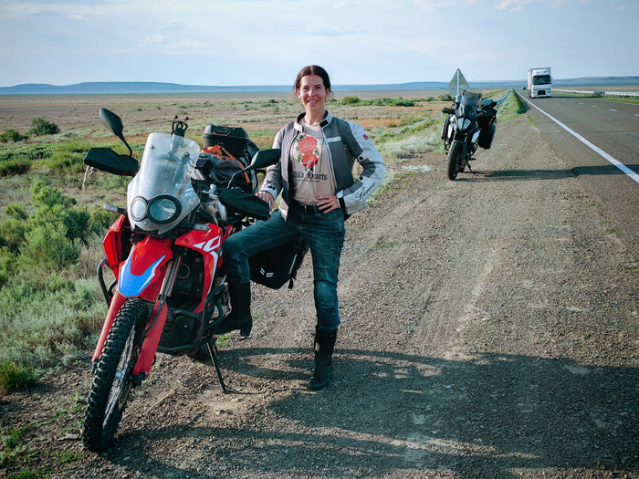 Szandi a Honda CRF 300 Rally mellett egy kazahsztáni országúton.