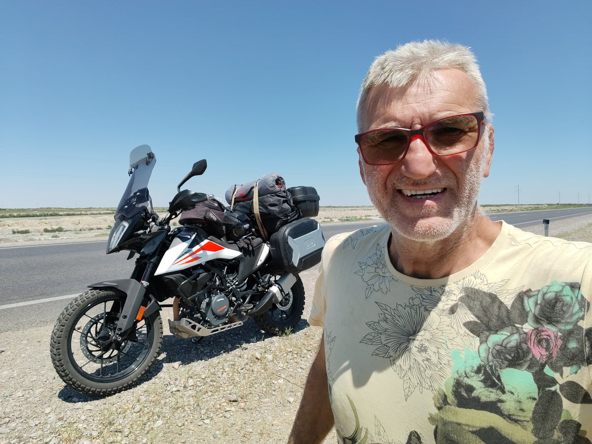 Laci a KTM 390 Adventure mellett a kazahsztáni sztyeppén.