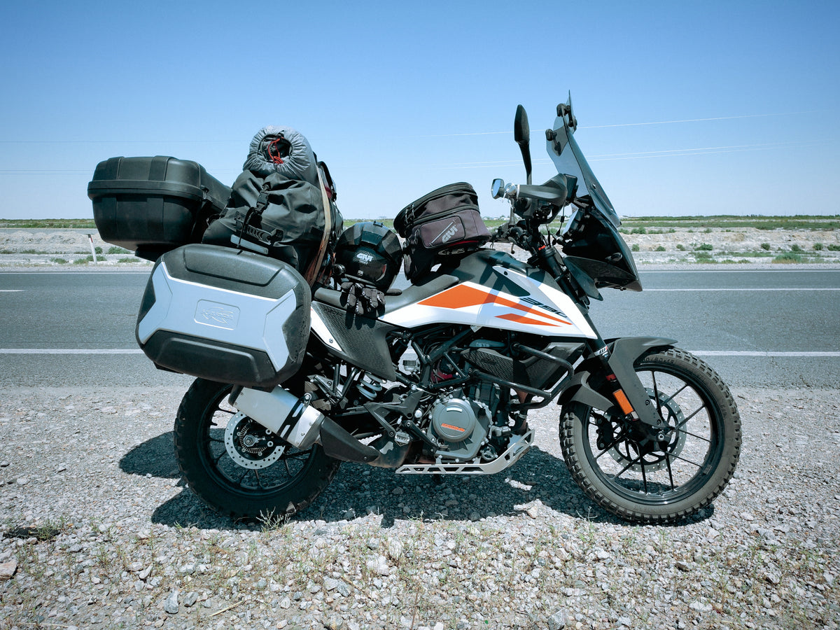 A KTM 390 Adventure az út szélén a nyílt kazahsztáni tájban.
