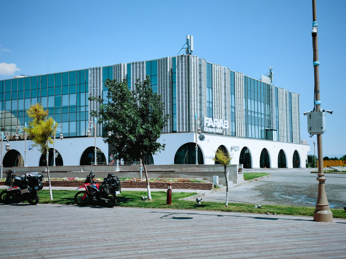 Kortárs városi épület Turkistanban.