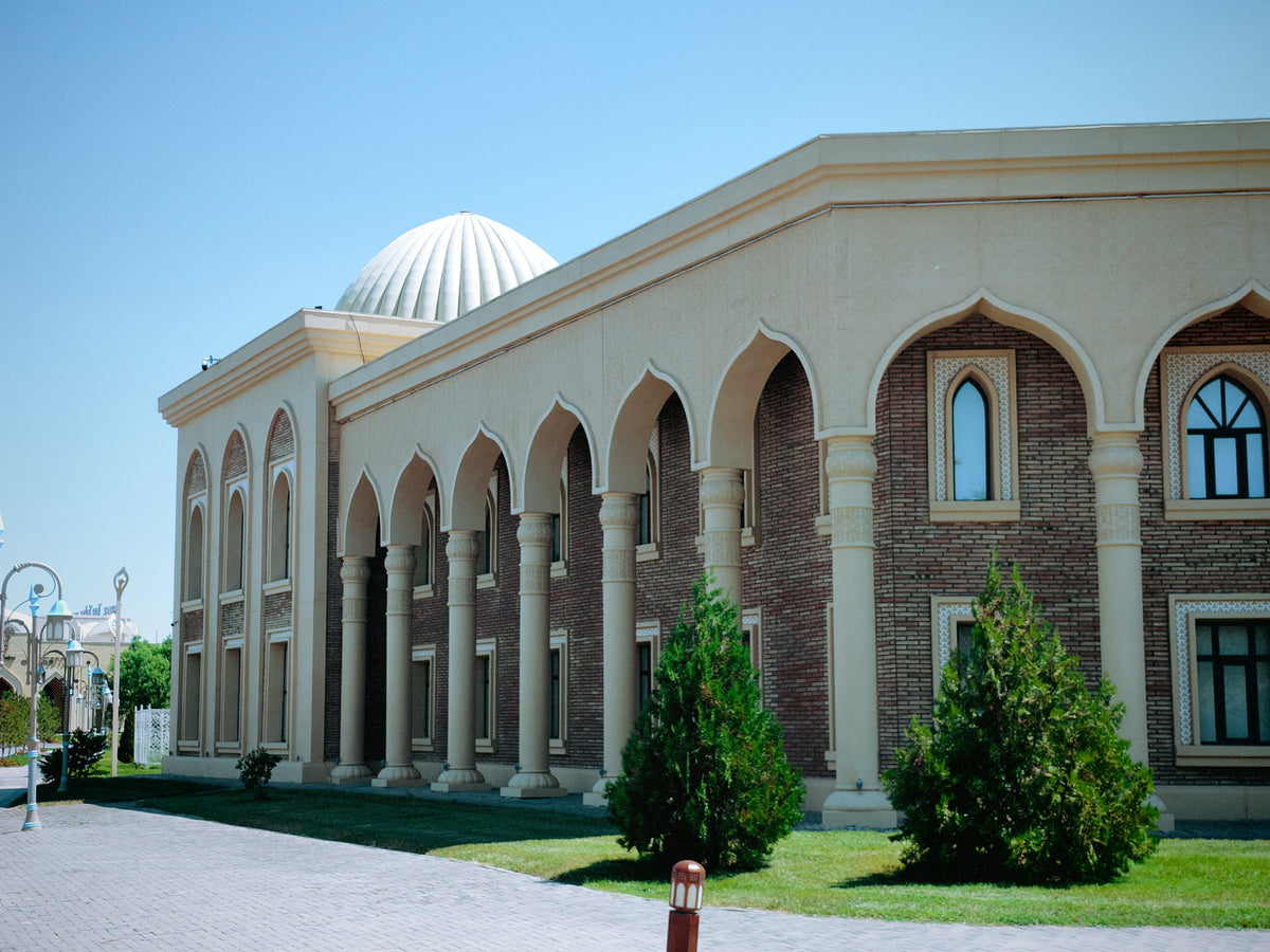 Árkádos épület Turkistan városi negyedében.