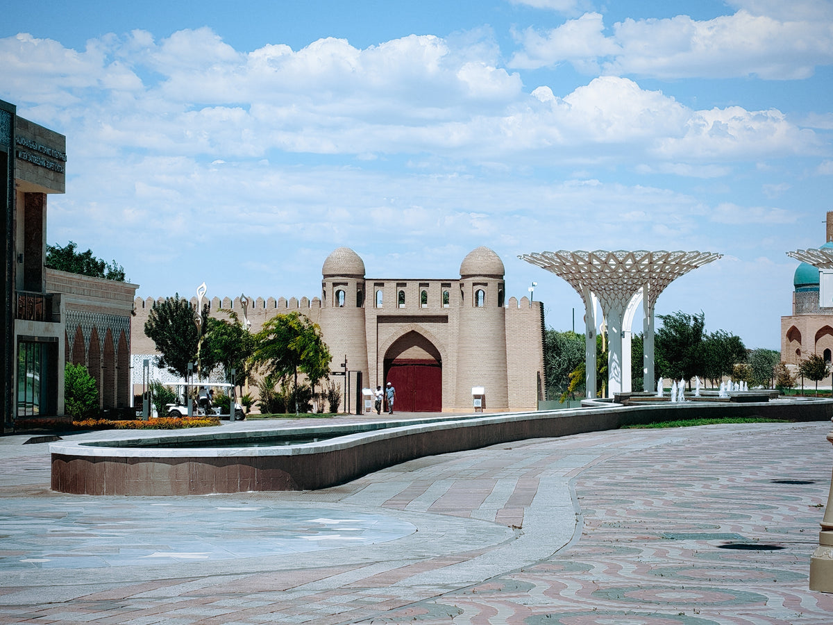 Díszes városi bejárat Turkistan történelmi negyedében.