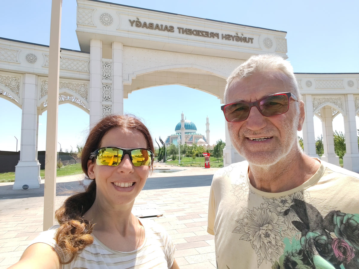 Szandi és Laci egy díszes emlékkapunál Turkistanban.