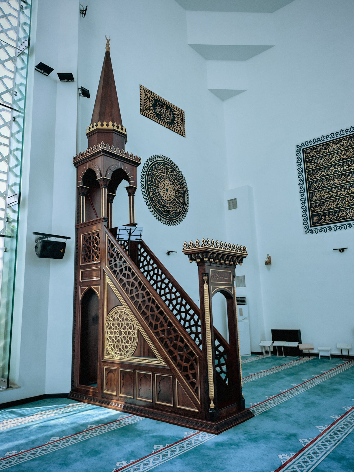 Díszes minbar a shymkenti mecset imaterében.