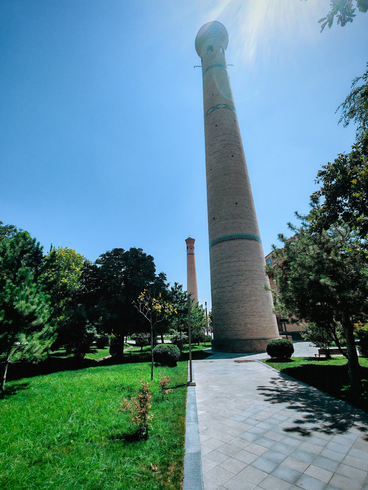 Karcsú minaret egy taskenti iszlám épületegyüttesnél.
